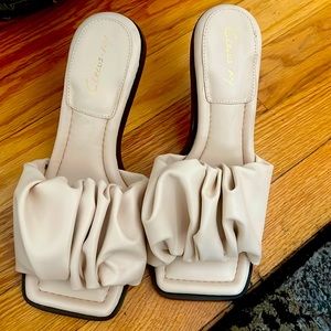 Cream Sam Edelman Sandals size 6 1/2
